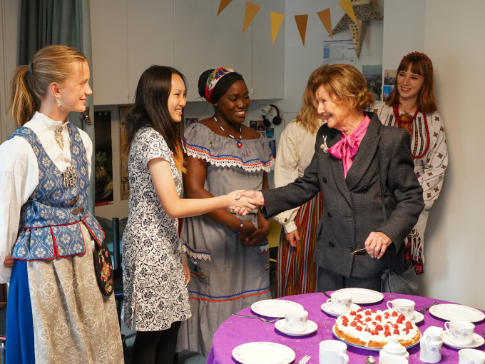 Dronning Sonja møtte fem studentar over te og kaker. Foto: Liv Anette Luane, Det kongelege hoffet